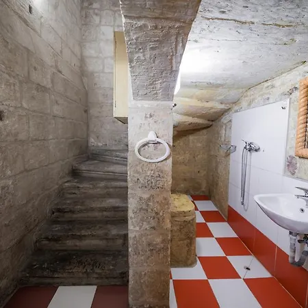 Cute Townhouse With Distant Sea View Apartment *