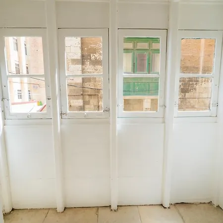 Cute Townhouse With Distant Sea View Apartment *