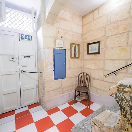 Cute Townhouse With Distant Sea View Apartment