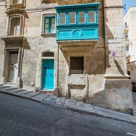 Cute Townhouse With Distant Sea View *