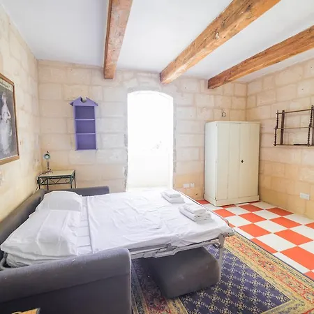 Cute Townhouse With Distant Sea View Valletta