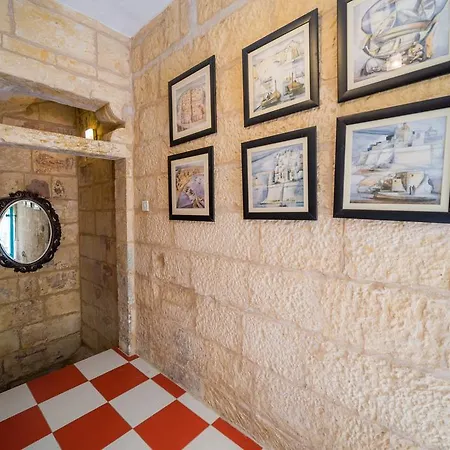 דירה Cute Townhouse With Distant Sea View