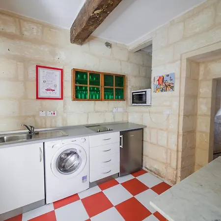 Cute Townhouse With Distant Sea View דירה *